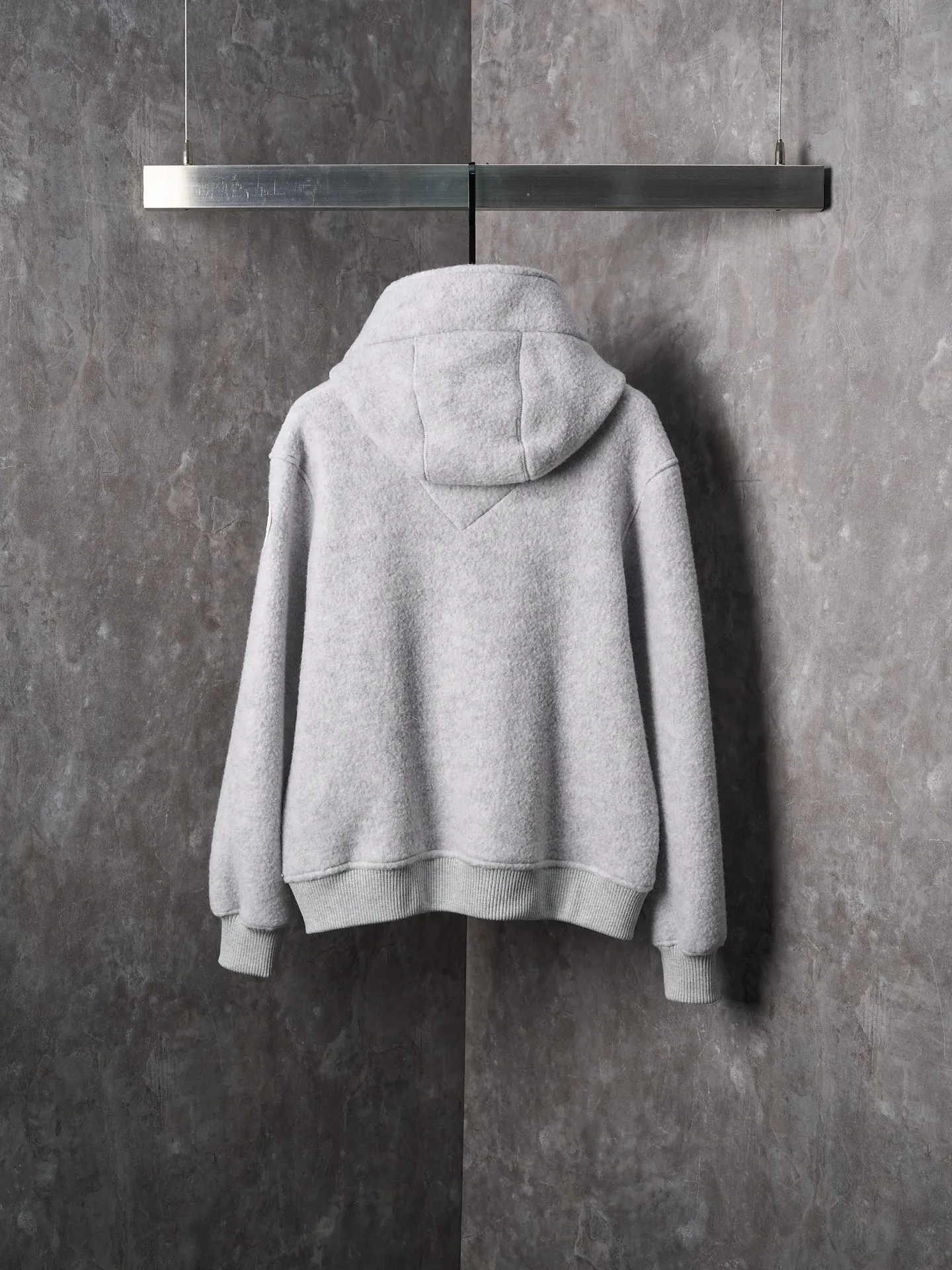 P780 Actual hanging auction] CANADA GOOSE/Canada Goose Chilliwack white label wool fleece hooded jacket [Ready stock] S M L XL Fabric selection: Wool fleece fabric made of wool as the main body and a very small amount of spandex and polyester fiber blended. Wool is a core natural ingredient that provides unparalleled temperature regulation, antibacterial and anti-odor properties and a skin-friendly feel. The feeding of a small amount of spandex gives the fabric a certain degree of four-way elasticity, making it non-restrictive during daily activities. As the basis of fleece's structure, polyester fiber enhances the fabric's durability, wrinkle resistance and quick-drying properties. It contributes to the loft of the fleece and provides functions such as trapping air.  Detail 1: The sleeves and hem are closed with 2×2 ribbing. Its strong elasticity can closely fit wrists and waists of different thicknesses, forming an effective 'seal' to prevent cold wind from blowing back. It can still maintain its original shape after repeated stretching and use, and is not easy to loose and deform. And the ribbed cuffs can convey a sense of design and enhance the visual beauty.  Detail 2: The combination of hood design and elastic buckle improves warmth and windproof performance when wearing.